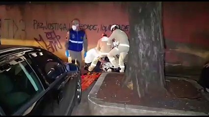 Vítima é prensada contra a parede após ser atingida por veículo no Centro