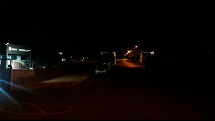 Rua da delegacia está completamente no escuro por falta de iluminação pública