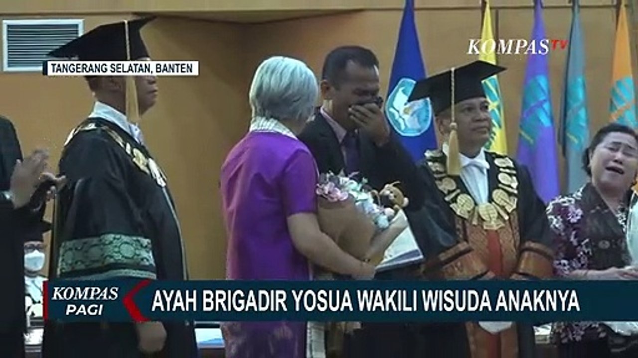 Wakili Wisuda Anaknya di Universitas Terbuka, Ayah Brigadir J Menangis di Atas Panggung