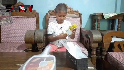 সাজিদ মোল্লা আনবক্সিং করছেন মাইক্রোফোন এবং মশা মারার ব্যাট