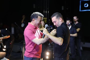 Tekirdağ'da konser veren Oğuzhan Koç'a belediye başkanı düğün takısını sahnede taktı