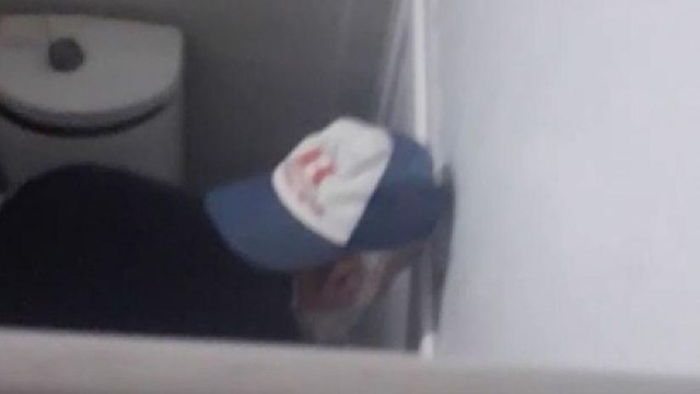 Tuvaletin deliğinden çocukları izlerken, suç üstü yakalandı