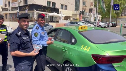 وسط أجواء ملتهبة وحرارة تلامس 50 درجة.. نشامى الأمن يوزعون مياه الشرب على العقباويين