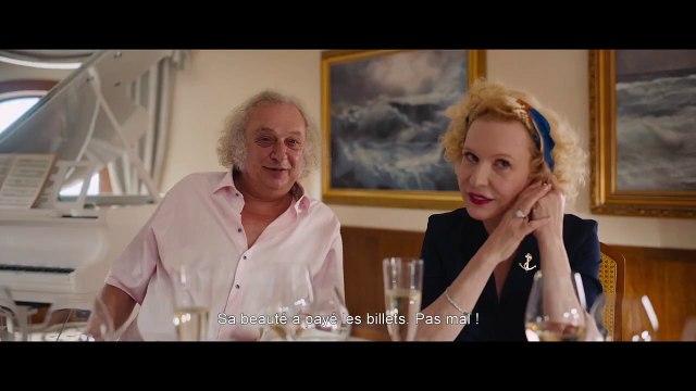 La bande-annonce vidéo de Sans filtre (Triangle of Sadness en VO) de Ruben Östlund, le film qui a reçu la Palme d'Or au festival de Cannes. L'actrice Charlbi Dean qui dans le film est morte à 32 ans à New York, d'une maladie soudaine et inattendue .