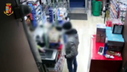 Mascherina, scaldacollo e pistola: la sequenza delle rapine nei supermercati di Milano