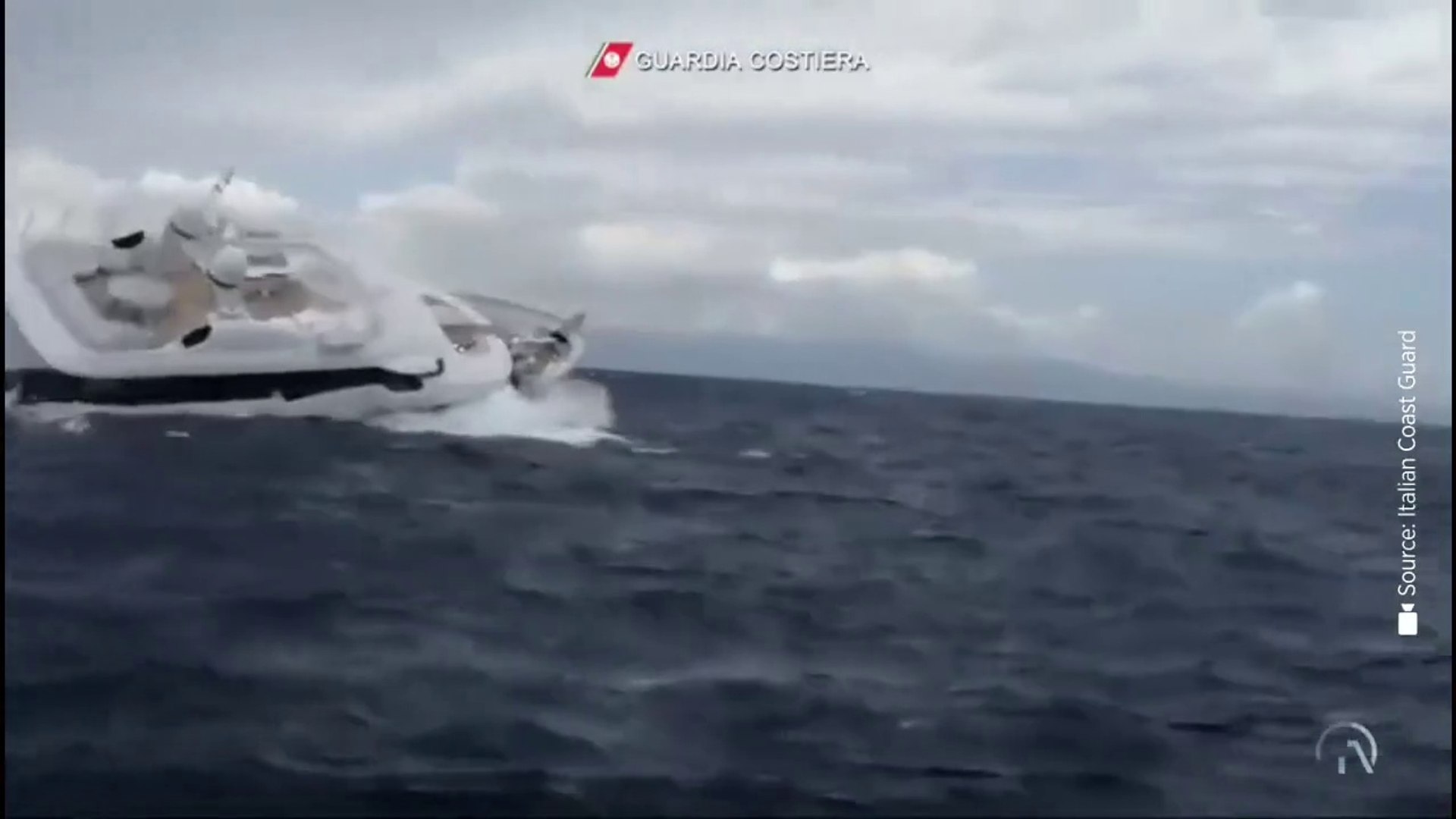 The dramatic moment a 40-Metre superyacht sinks off the coast of Italy -  video Dailymotion