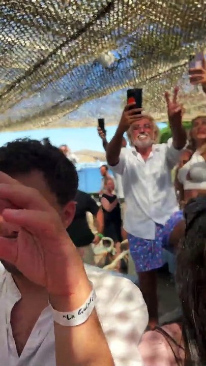 Regardez Elton John qui débarque par surprise dans un restaurant à Cannes et interprète la chanson qu'il vient de sortir en duo avec Britney Spears