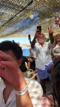 Regardez Elton John qui débarque par surprise dans un restaurant à Cannes et interprète la chanson qu'il vient de sortir en duo avec Britney Spears