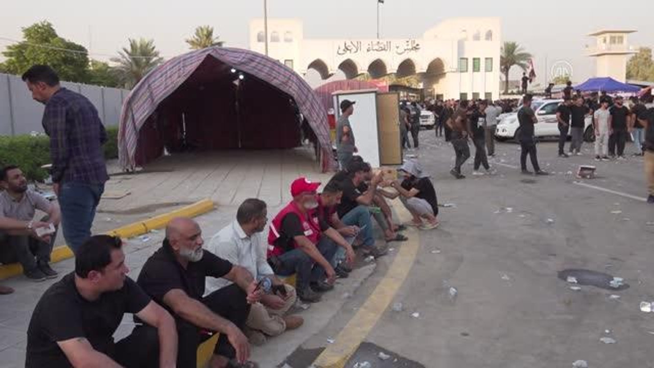 Destekçilerinin eylemi Irak'taki Şii lider Sadr ile yargıyı karşı karşıya getirdi