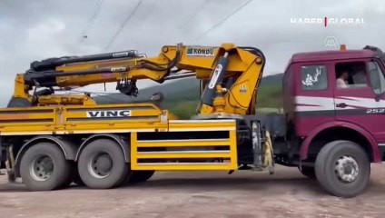 Kamyonet yağış nedeniyle uçurama yuvarlandı: 3 ölü