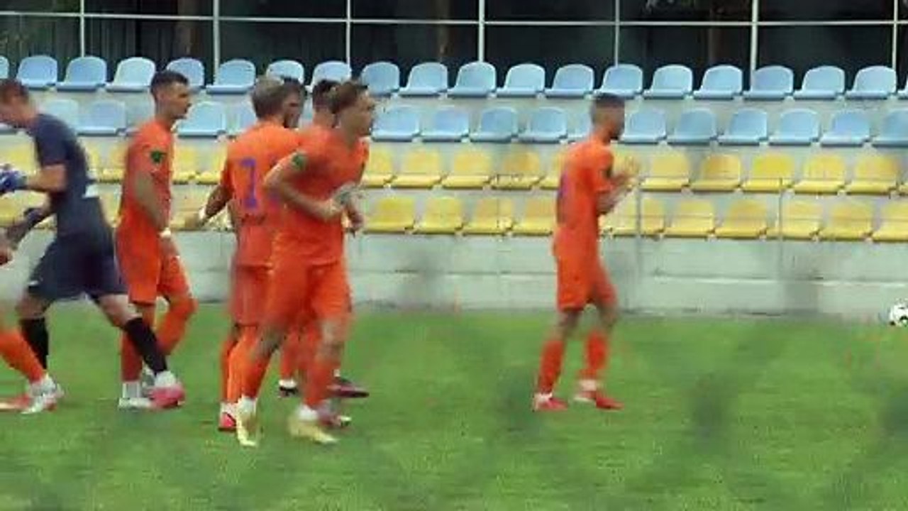 Leere Tribünen, Stadien neben Bunkern: Der Profifußball in der Ukraine ist zurück