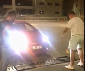 KAPANIN ÜZERİNE PASPAS KOYUP GEÇTİ, EHLİYETİNE EL KONULDU