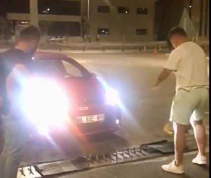 KAPANIN ÜZERİNE PASPAS KOYUP GEÇTİ, EHLİYETİNE EL KONULDU