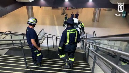 سحب سيارة مسروقة عبر السلالم من داخل محطة مترو في مدريد