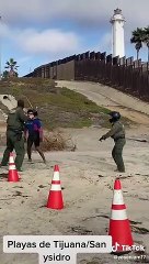 Pelea entre supuesto coyote y agente migratorio causa indignación