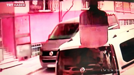Balkon duvarı yeni sahibini bekleyen minibüsün üzerine düştü