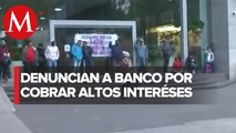 Manifestantes bloquean la Plaza Polanco por altos cobros de intereses bancarios