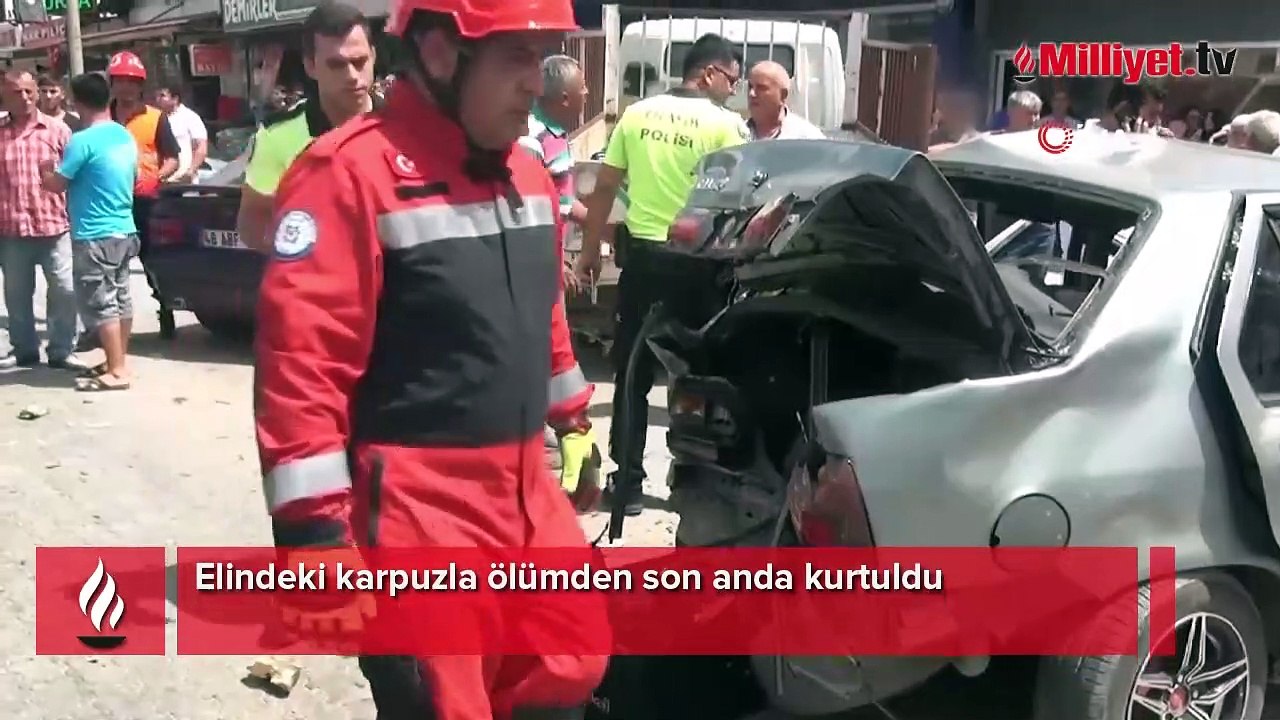 Elindeki karpuzla ölümden son anda kurtuldu