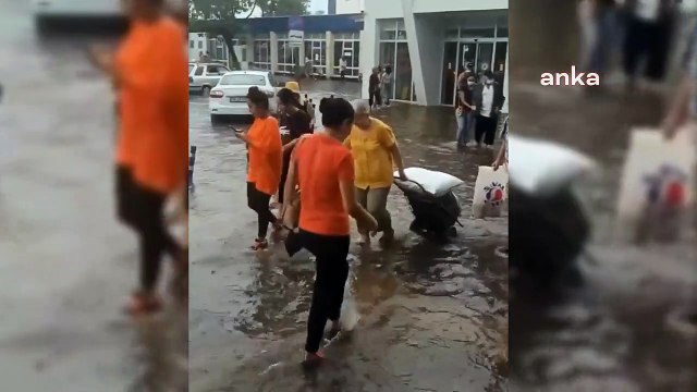 İzmir'de sağanak hayatı felç etti! Ege Üniversitesi Hastanesi'ni su bastı!