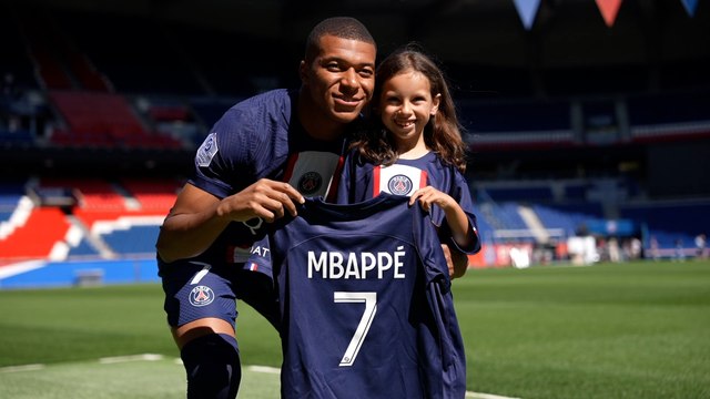 Accueillie en héroïne par les supporters du PSG, la petite Camille a rencontré son idole Mbappé