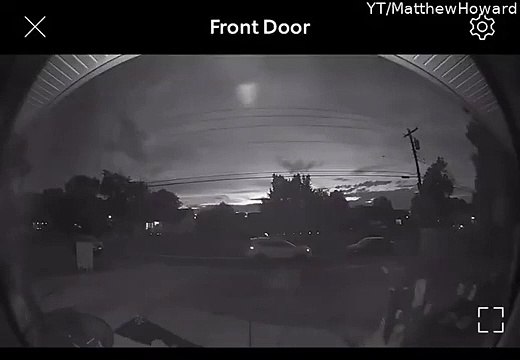 Regardez qui vient sonner à la porte en pleine nuit... Flippant