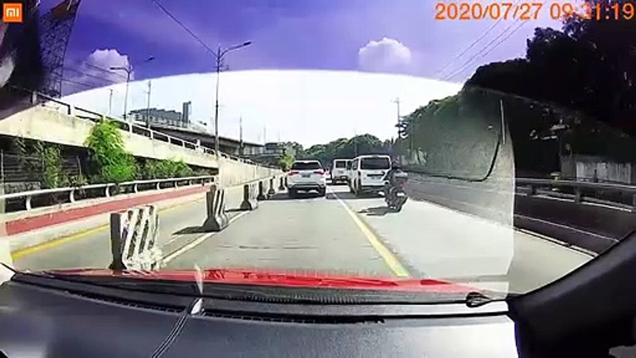 Un chauffeur de bus fait une entrée fracassante