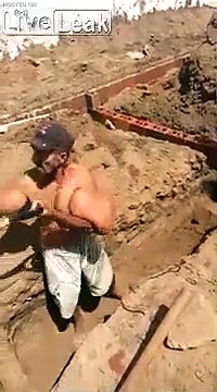 Il a les plus gros bras du monde... plein de synthol