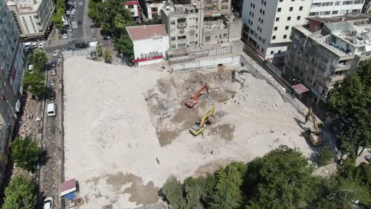 Kahramanmaraş haberleri... KAHRAMANMARAŞ - "Dünyanın en saçma binası"nın yıkımını tamamlayamayan firmaya para cezası