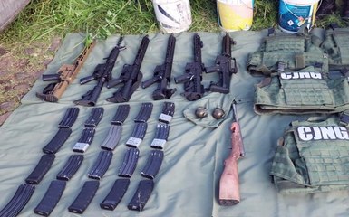 Decomisaron tres vehículos, seis armas, chalecos anti balas y más en La Manzanilla, Jalisco