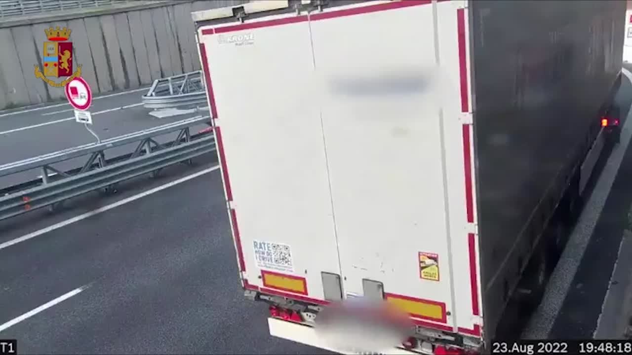 Tir e auto fanno inversione su autostrada a Gen...