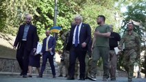 Johnson and Zelensky walked through Kyiv. Джонсон із Зеленським прогулялися Києвом.