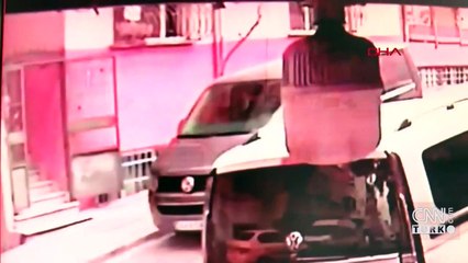 Balkon duvarı minibüsün üstüne düştü