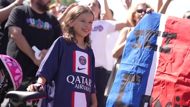 PSG - Camille, 8 ans et atteinte d'une maladie rare, a parcouru 70 kilomètres à vélo pour rencontrer Mbappé