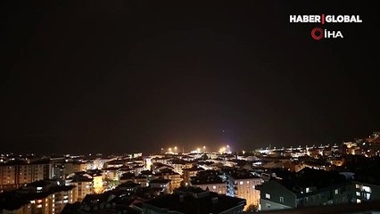 Çakan şimşekler geceyi gündüze çevirdi! Ortaya çıkan görüntüler adeta büyüledi