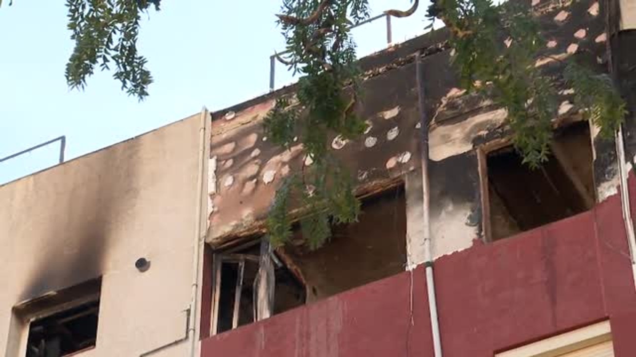 Dos hermanos, en estado crítico tras caer desde un quinto piso en llamas en Badalona