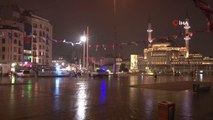 Taksim'de sağanak başladı, vatandaşlar zor anlar yaşadı