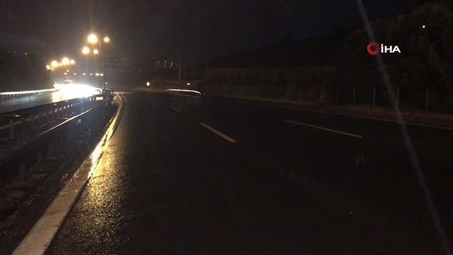 Romanya plakalı tır TEM'de kaza yaptı, İstanbul istikameti bir buçuk saat trafiğe kapandı