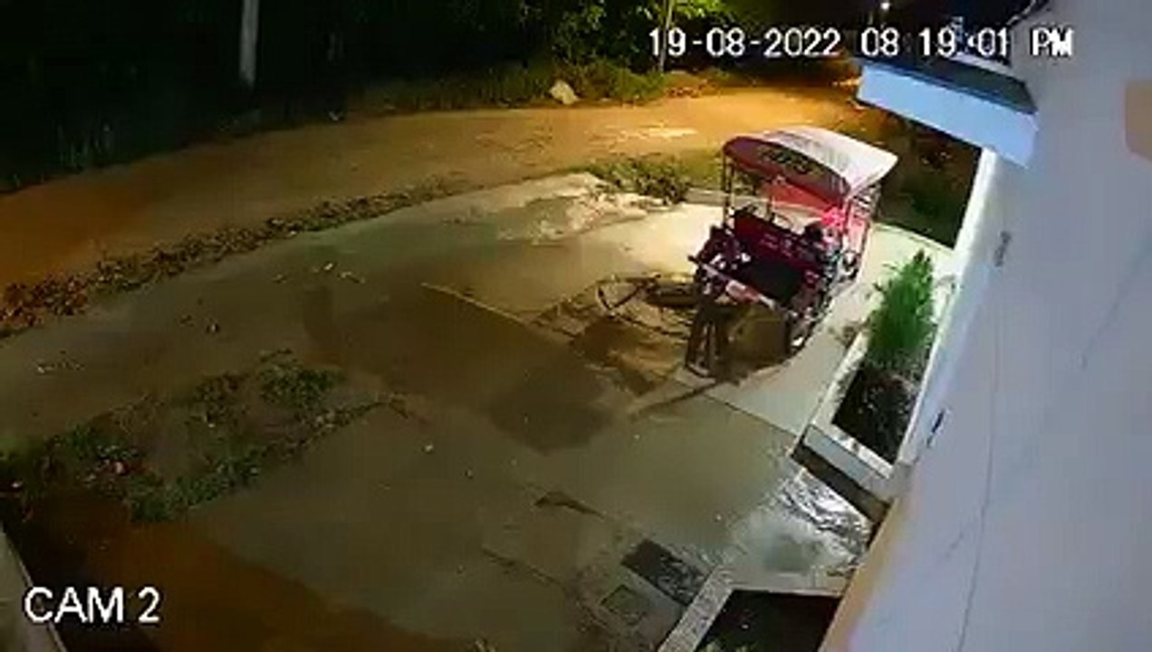 Cámaras graban a mototaxi arrancando y circulando sin conductor en una ciudad en Perú