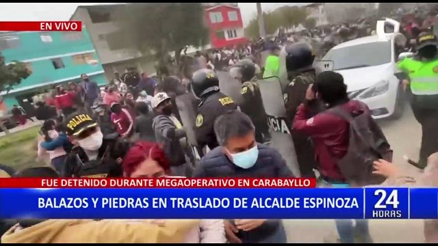 Detienen a alcalde de Carabayllo: simpatizantes lanzan piedras contra la prensa y la PNP