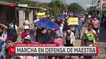 Marchan apoyando a maestra que pidió semen a escolares y padre pide a Fiscalía frenar proceso
