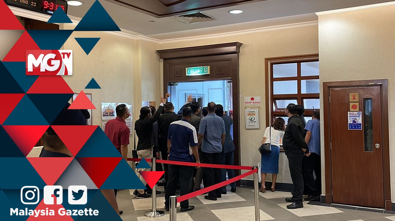 MGNews : Penyokong Menangis Lihat Najib Dari Luar Bilik Kaca