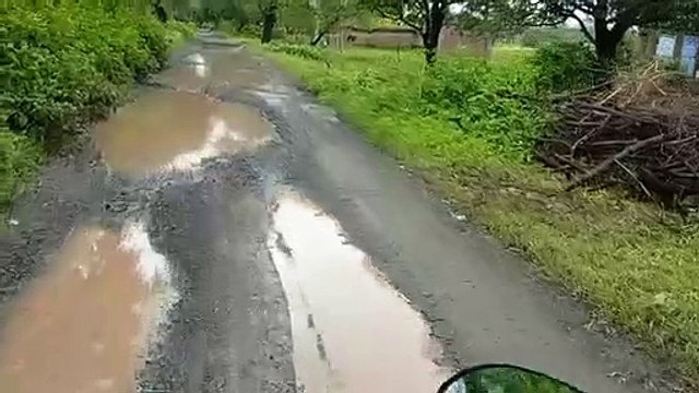 कीचड़ भरे और खस्ताहाल रोड से गुजरने को मजबूर सेवना के लोग