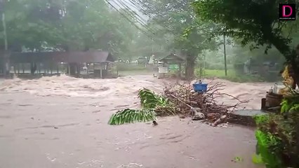 น้ำป่าเขาใหญ่ไหลทะลักท่วมบ้านเรือน "ต.หินตั้ง-ต.สาริกา" นครนายก | HOTSHOT เดลินิวส์ 25/08/65