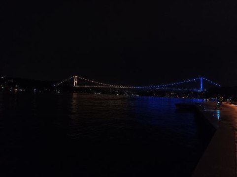 Fatih Sultan Mehmet Köprüsü Ukrayna bayrağının renklerine büründü