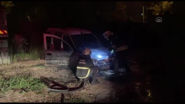 Son dakika gündem: Park halindeki hafif ticari araçta çıkan yangın söndürüldü