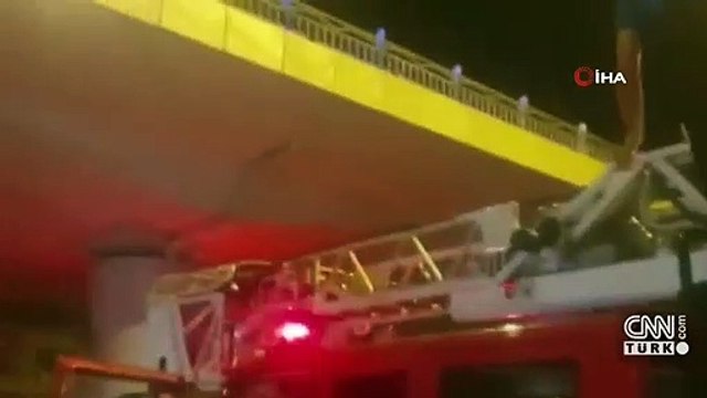 Üst geçitten atlamak isteyen 2 kadını ekipler havada yakaladı