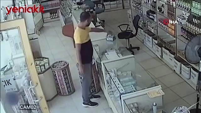 Sadaka kutusunu çalan vicdansız hırsız kamerada