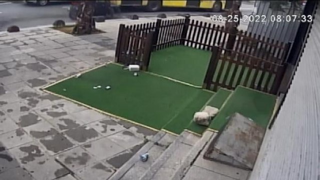 EYÜPSULTAN'DA İETT OTOBÜSÜ GEÇTİĞİ SIRADA RÖGAR ÇÖKTÜ