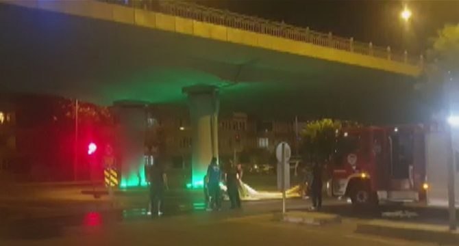 Üst geçitten atlamak isteyen 2 kadını ekipler havada yakaladı