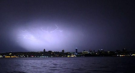 İstanbul’da şimşekler gökyüzünü aydınlattı